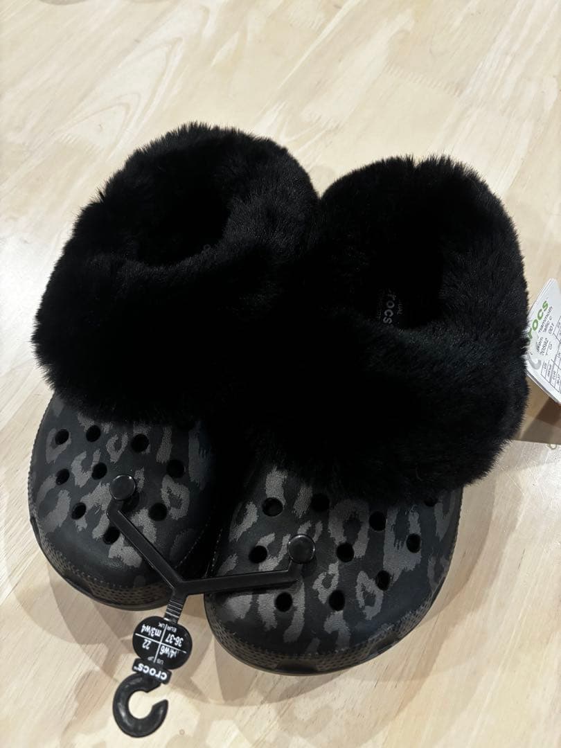 新品❣️クロックスマミルス ファー付きサボサンダル ブラックカモフラージュ