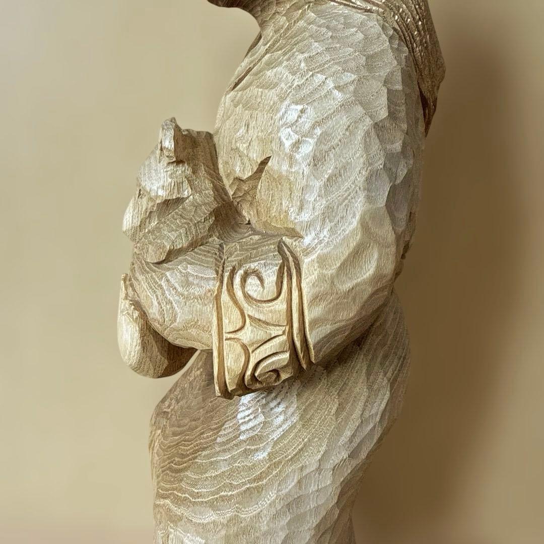 クマを抱いたアイヌ民族の木彫り人形　北海道 置物 彫刻 民芸品 ハンドメード