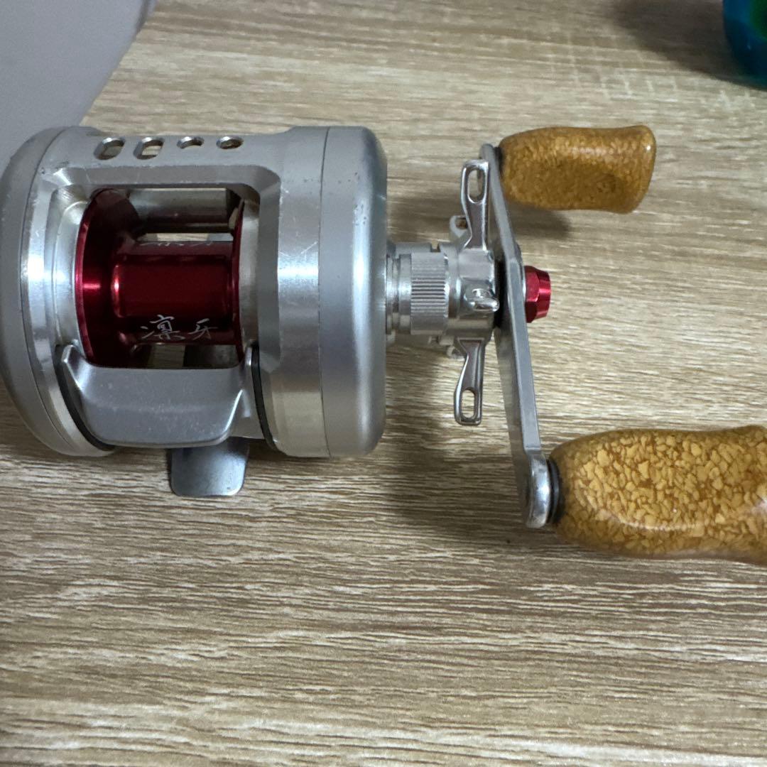 シルバー ベイトリール コルクハンドル レッドスプール