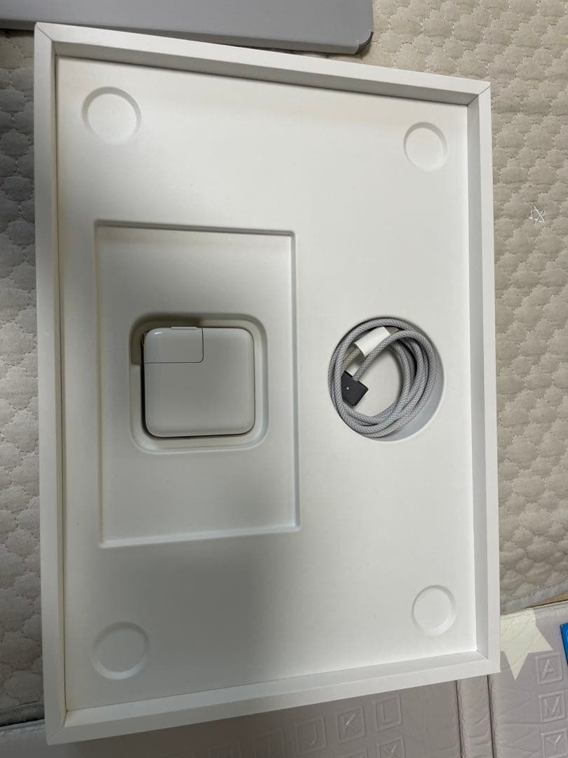 MacBook Air (M2, 2022) 本体　箱付き