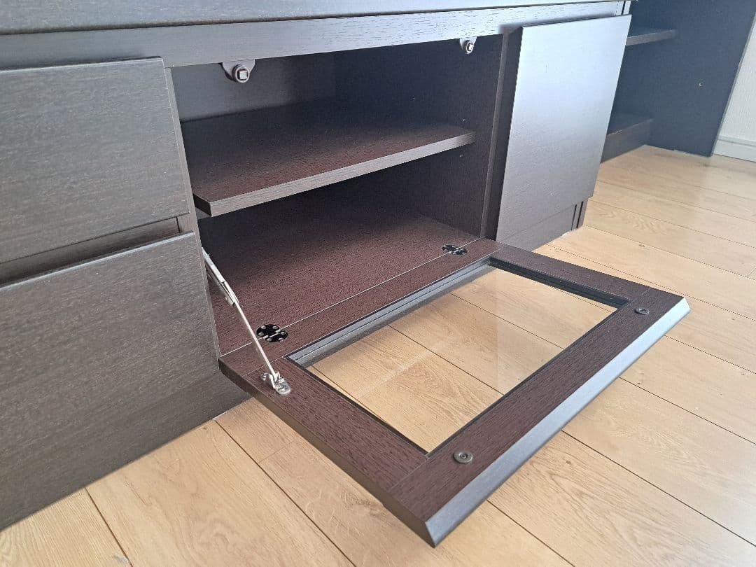 たっぷりテレビ壁面収納!④