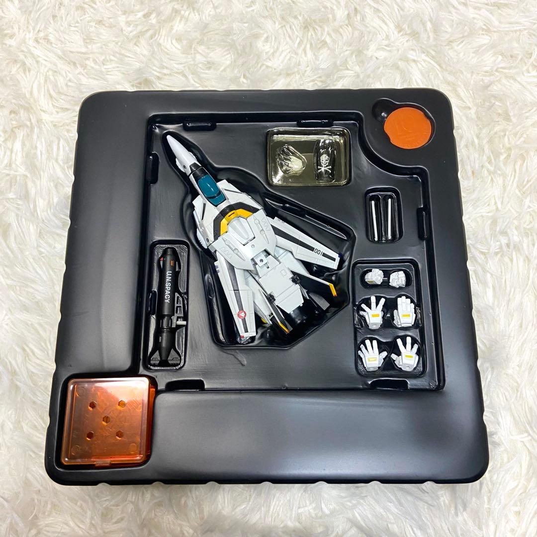 レア　中身美品リボルテック マクロス 三段変形バルキリー VF-1S フィギュア