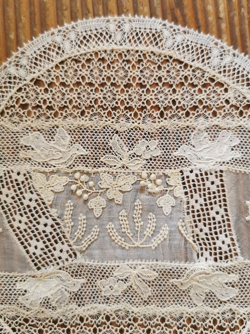 アンティーク 花咲く野を飛ぶバード アランソンレース ✜ 糸花刺繍✾ドイリー