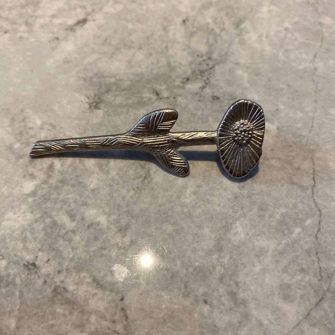 【ミナペルホネン 】花デザインの金属製ブローチ