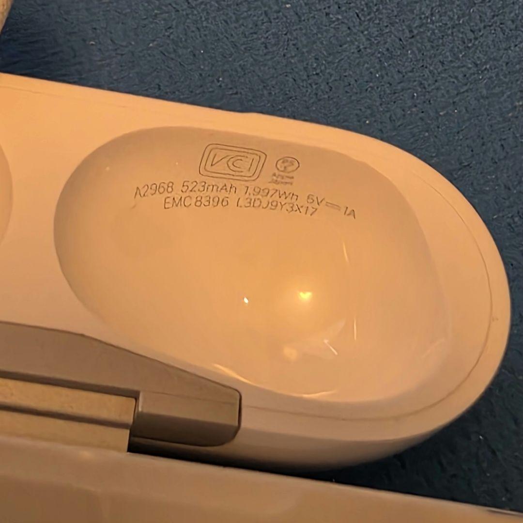 美品 AirPods Pro 第２世代（USB-C）ESRケースセット