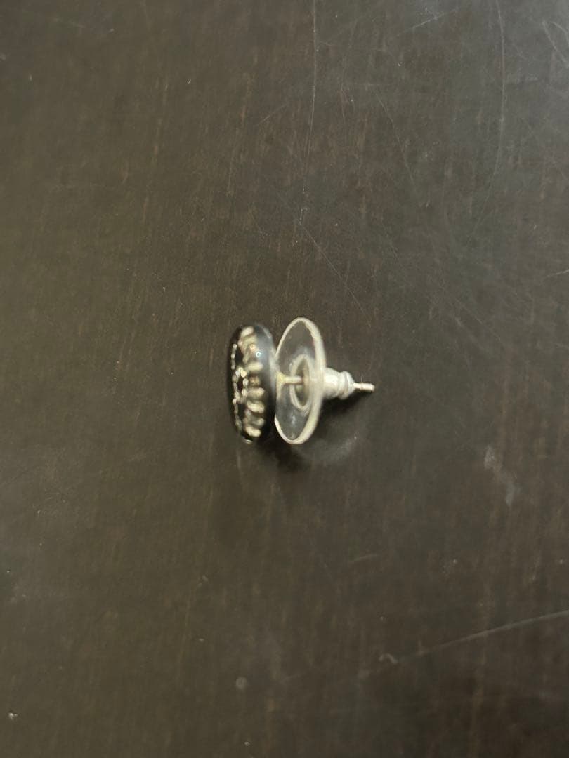 CHANEL ブラック ロゴ ピアス 片耳用