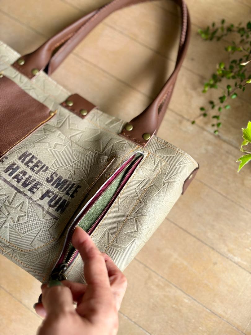 牛革薄カーキ星型押しの遊び心モリモリたっぷりトートバッグ