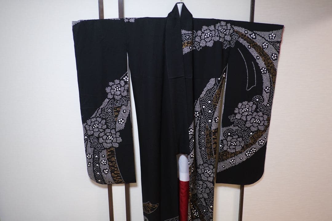 黒の振袖 花柄刺繍 総絞り
