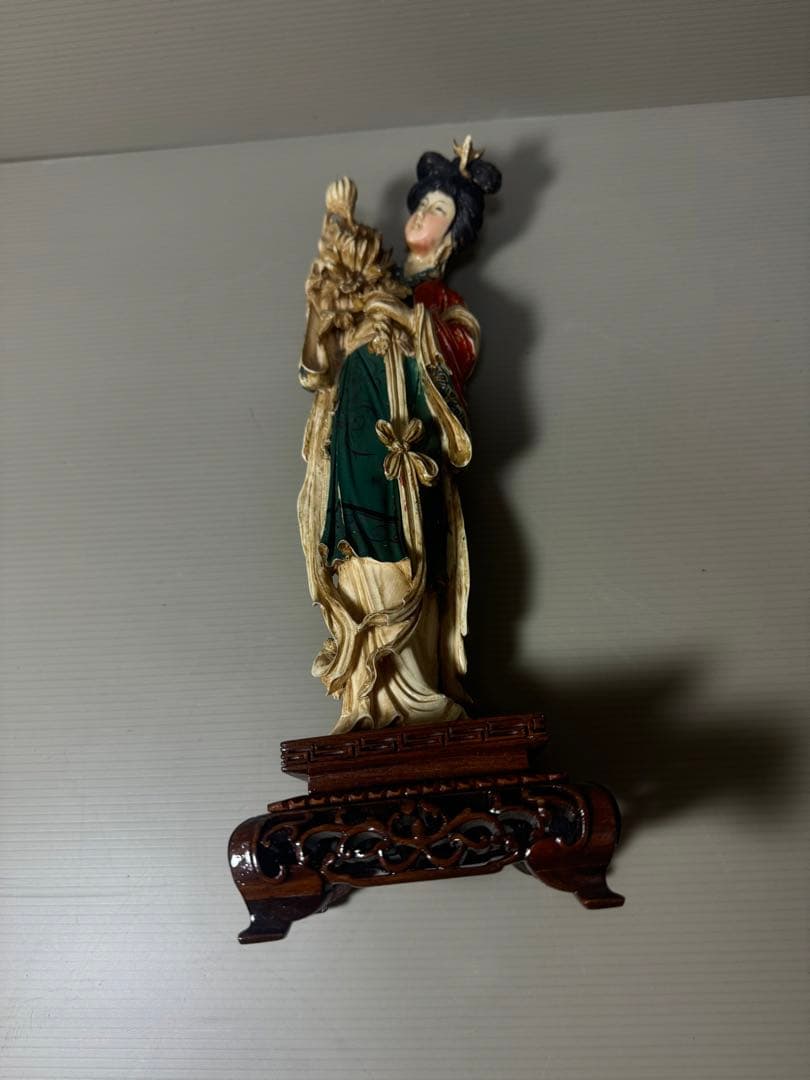 2104古美術品　細密彫刻女性像　置物　細密細工　骨董