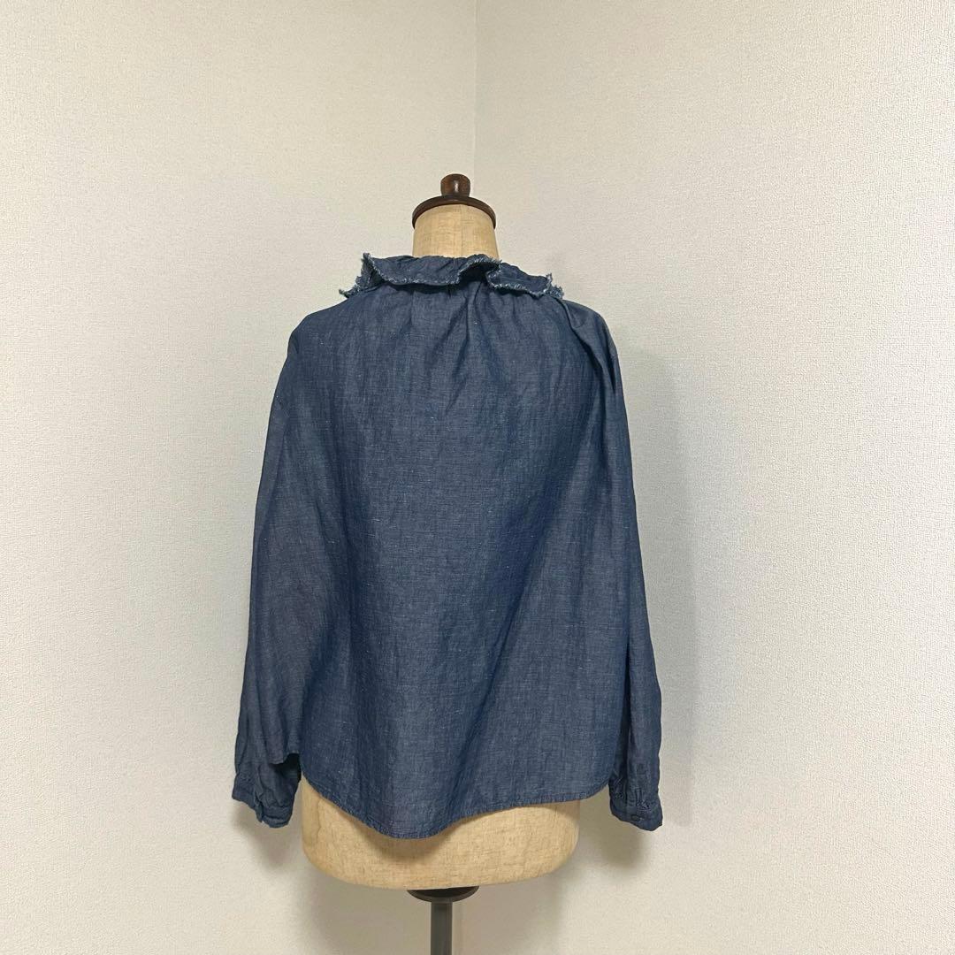 ネストローブ　コットンリネンダンガリーフリルシャツ