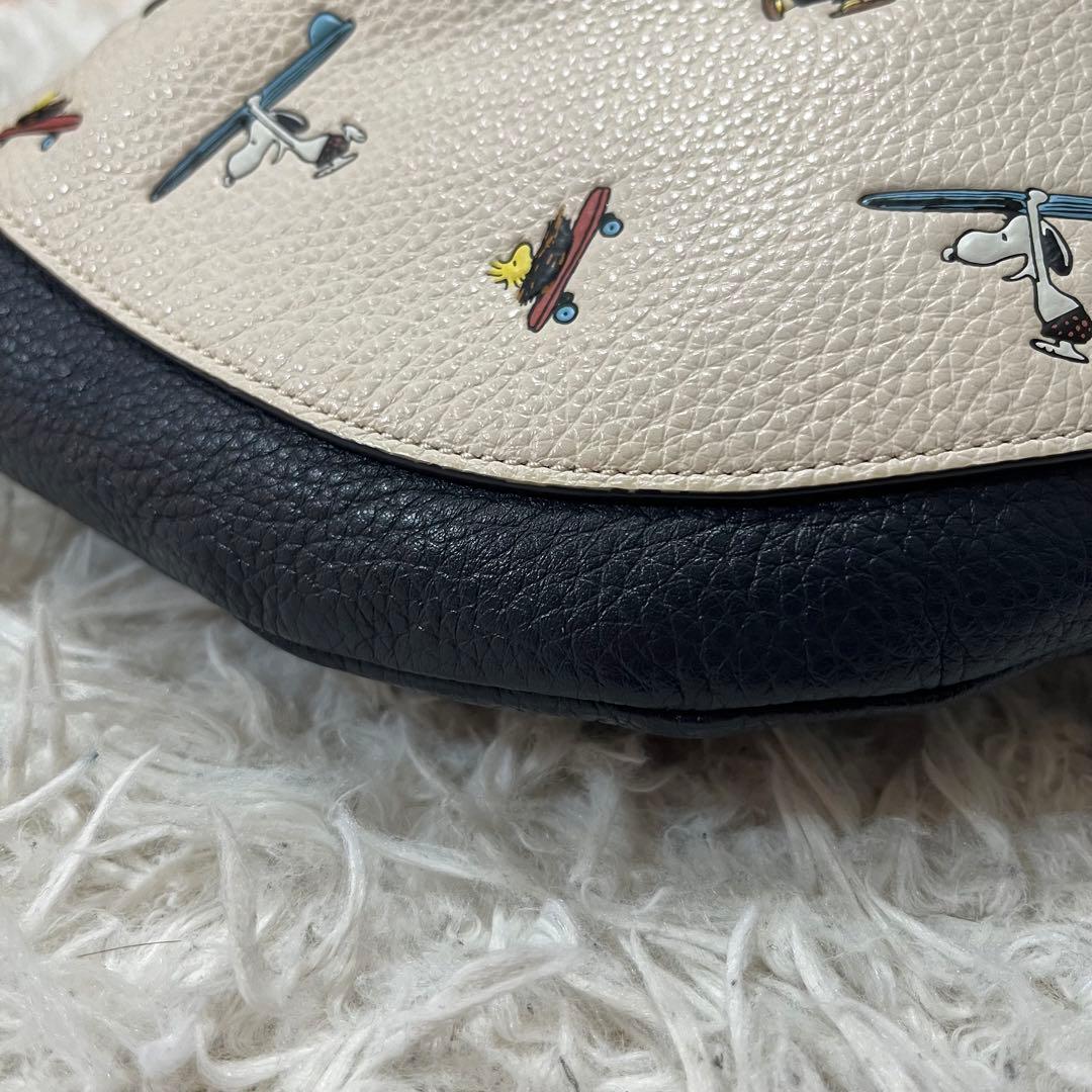 極美品✨限定品✨コーチ　ボディバッグ　スヌーピー　コラボ　レザー　ホワイト