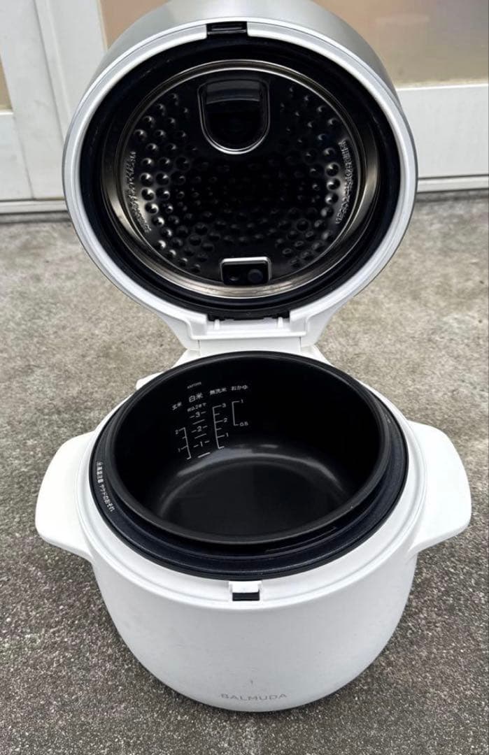 バルミューダ（BALMUDA）炊飯器　ホワイト 黒内釜付き