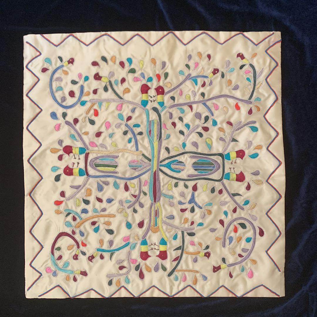 手刺繍のクッションカバー