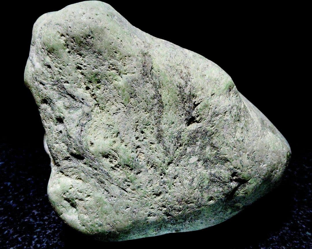 ★翡翠原石★糸魚川硬玉【小滝・川ズレ・カット1.5kg】