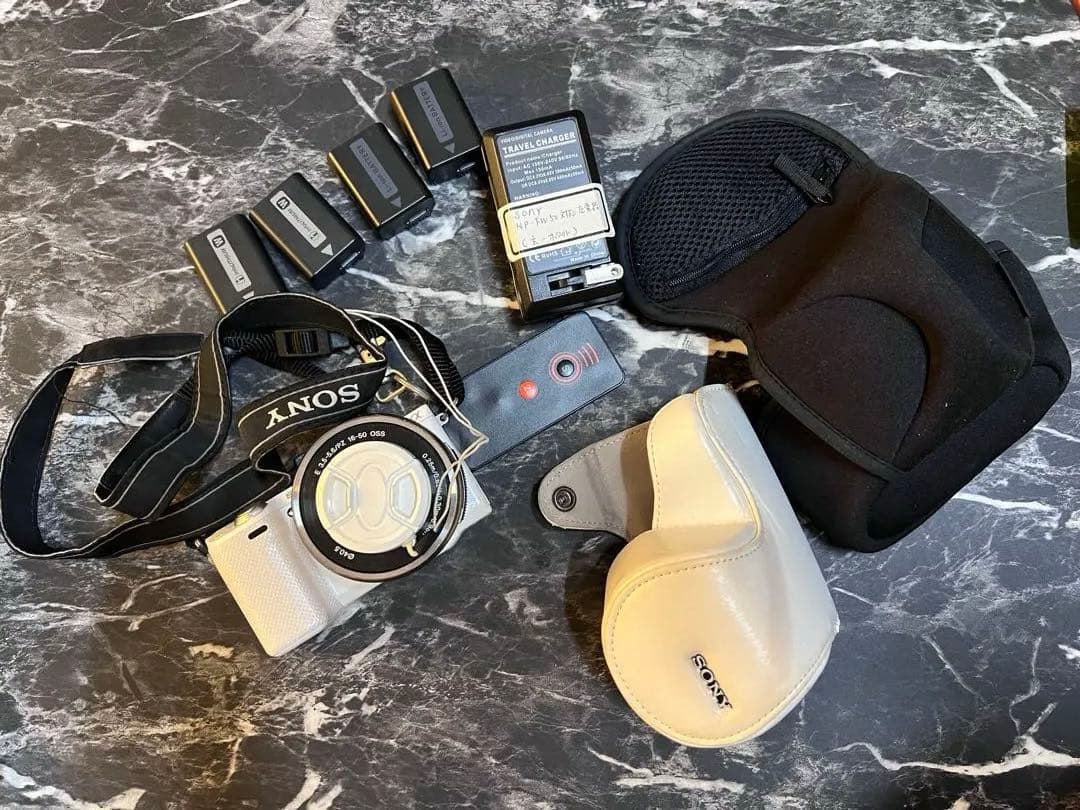 SONY NEX-5Rホワイト 一眼レフカメラ　バッテリー×4　自撮りスイッチ等