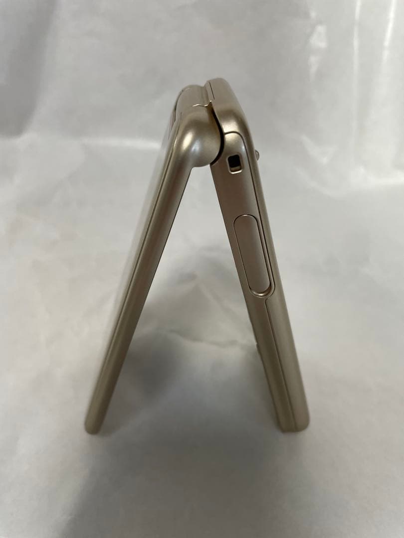 美品　docomo f-02j 折りたたみ式　らくらくホン　ゴールド ドコモ