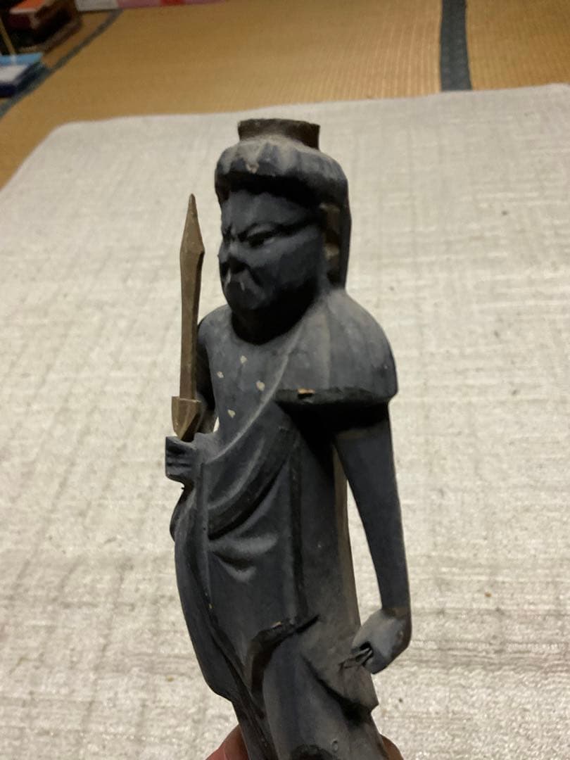 年代不明？／不動明王立像・木製。高さ／17センチ。【分離出来ます。年代物】。