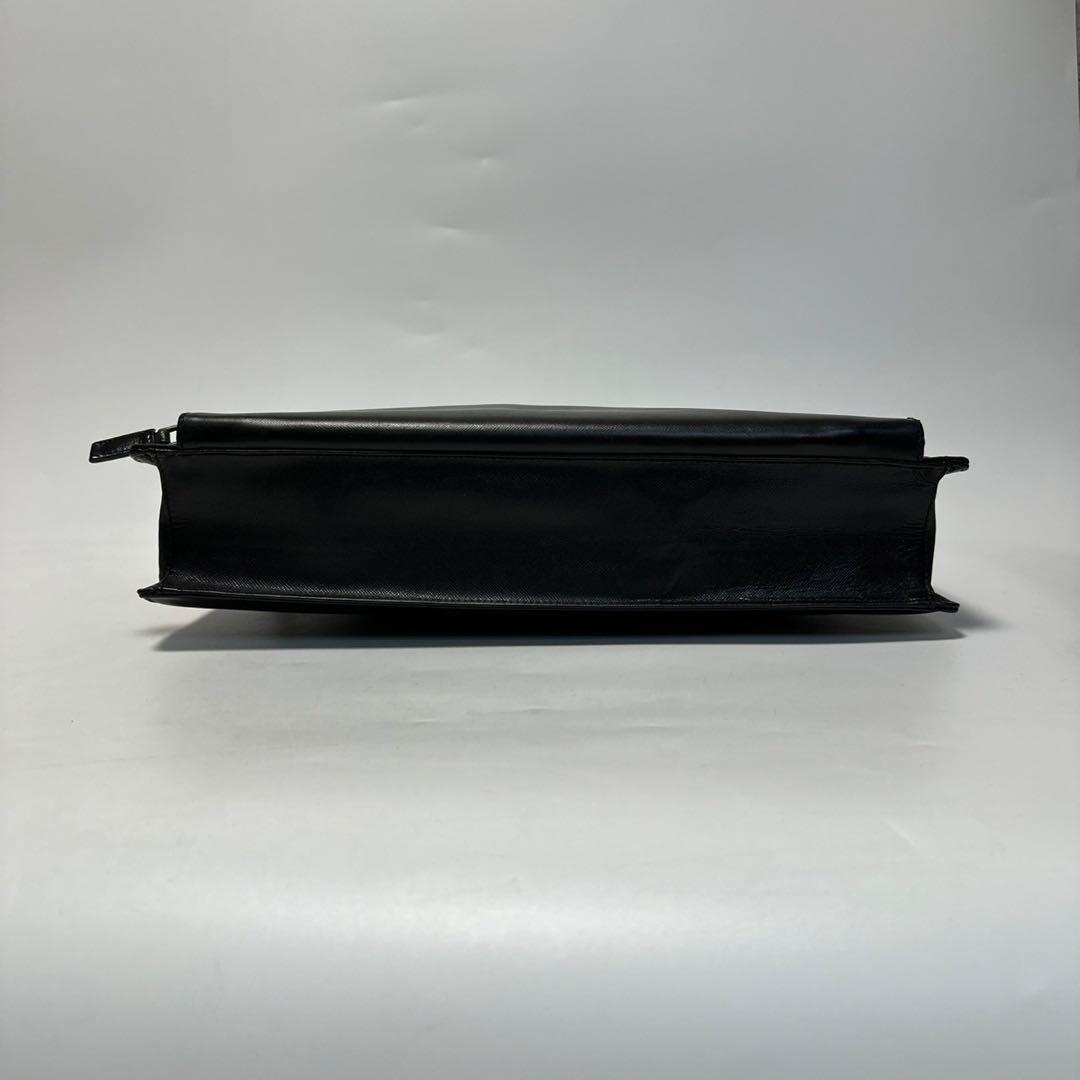 r86【美品】プラダ　三角ロゴ　サフィアーノレザー　ブラック　ビジネスバッグ.