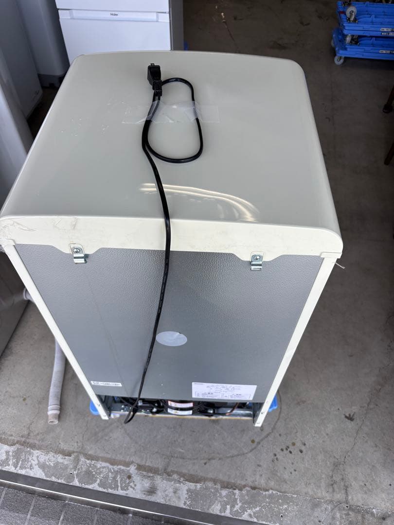 美品 2024年製 レトロな冷蔵冷凍庫 81L ホワイト