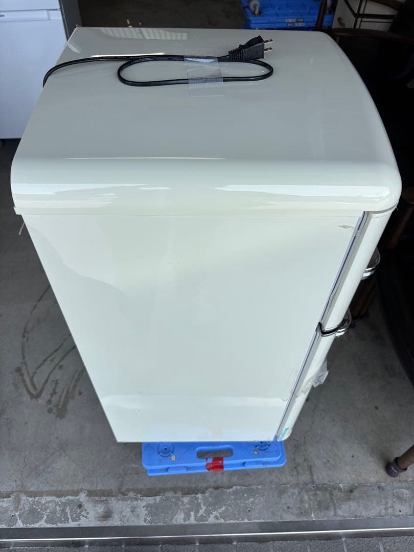 美品 2024年製 レトロな冷蔵冷凍庫 81L ホワイト
