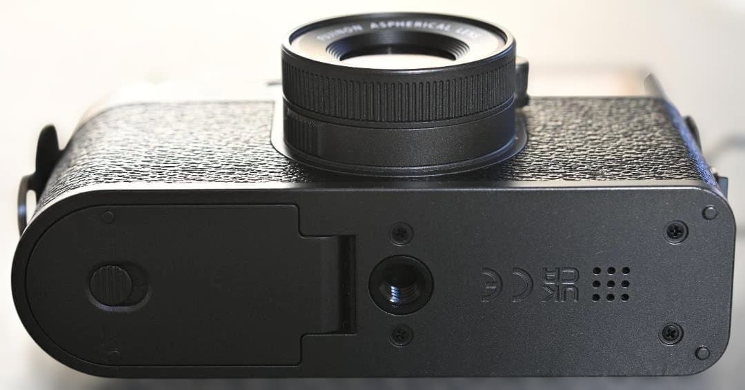 X half（FUJIFILM X-HF1）のチャコールシルバー