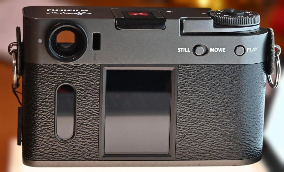 X half（FUJIFILM X-HF1）のチャコールシルバー