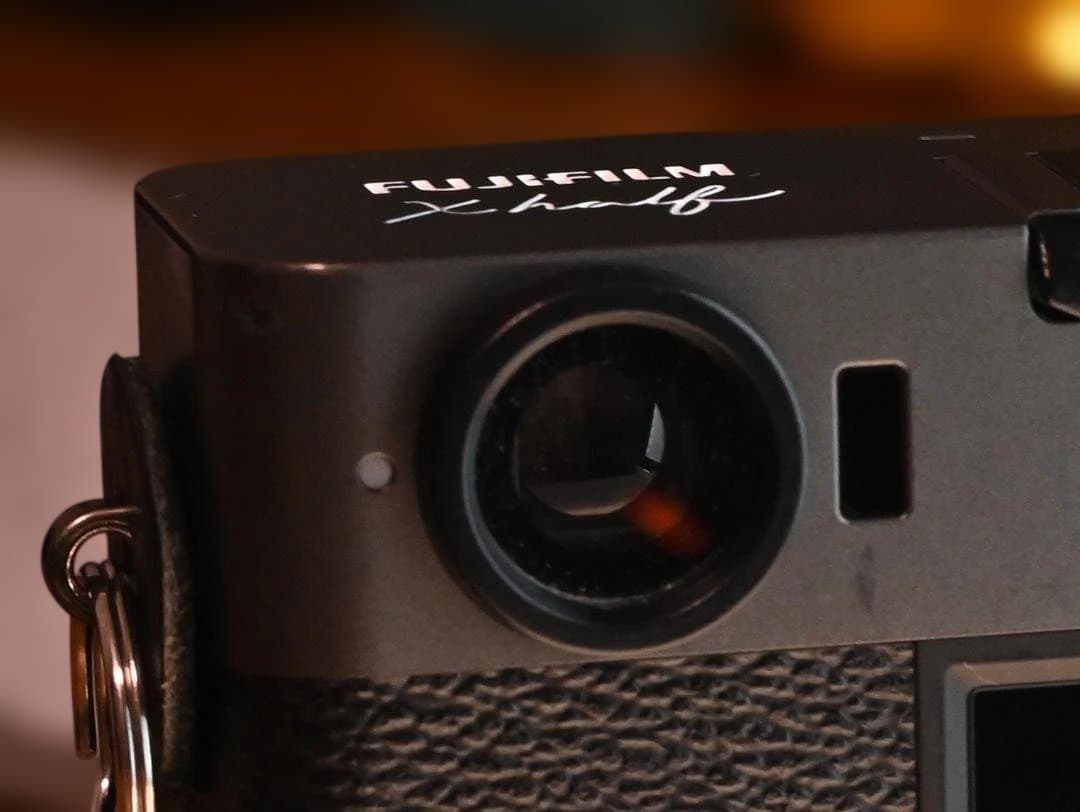 X half（FUJIFILM X-HF1）のチャコールシルバー