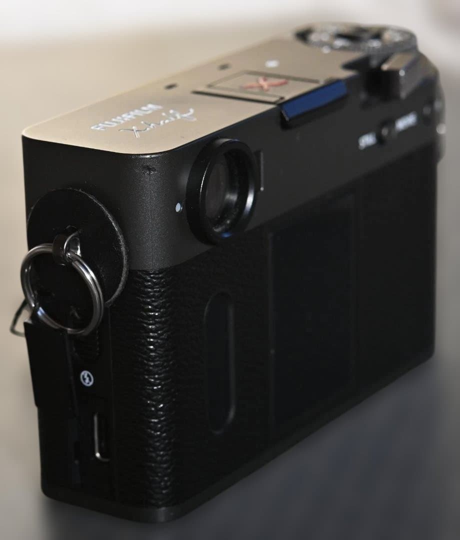 X half（FUJIFILM X-HF1）のチャコールシルバー