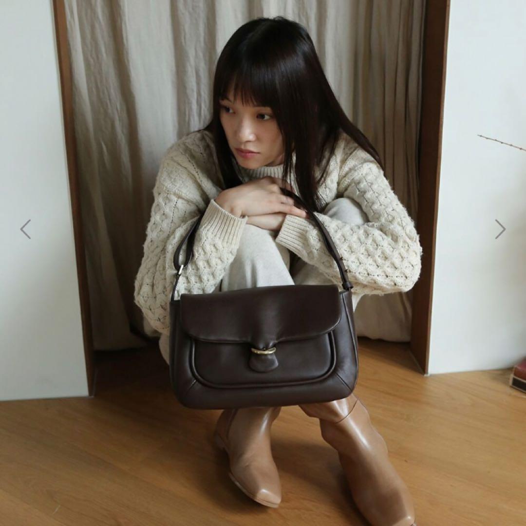 美品　ユルトYURT ブラック 韓国ブランド　黒 レザーショルダーバッグ