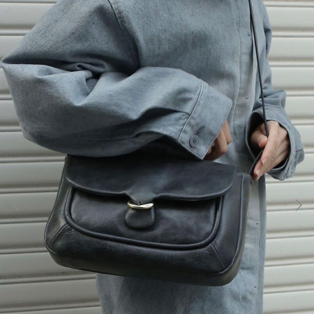 美品　ユルトYURT ブラック 韓国ブランド　黒 レザーショルダーバッグ