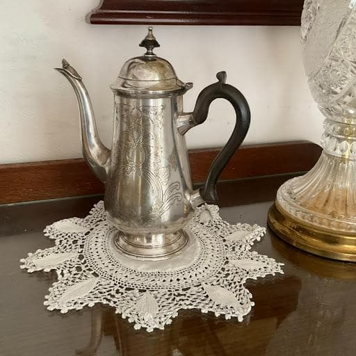 重厚な 英国アンティーク 銀器 コーヒーポット 925g エボニーハンドル 彫刻