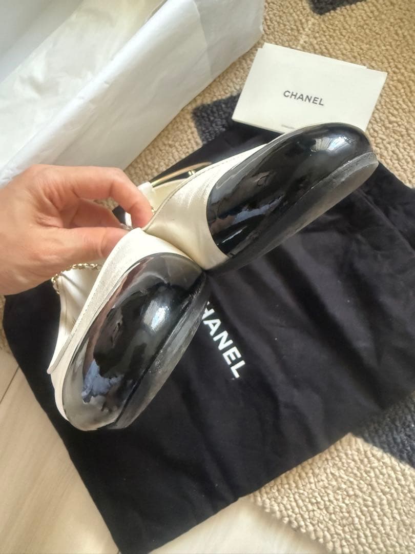 シャネル ホワイト/ブラック チェーン フラットシューズ　37