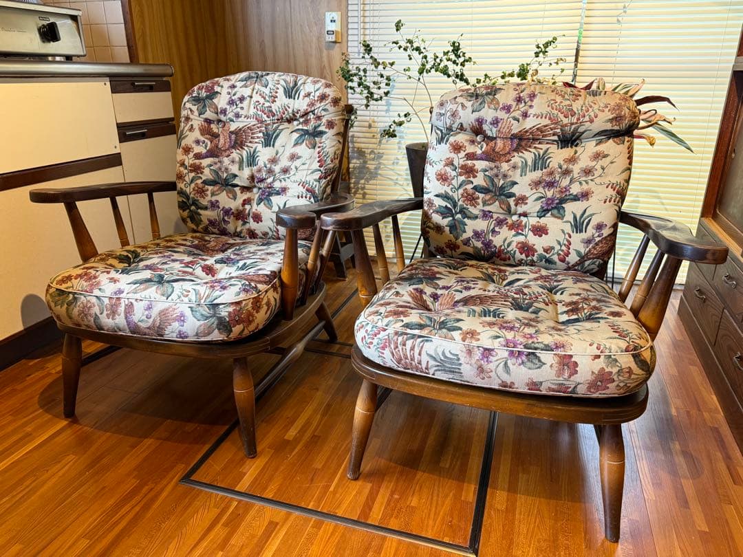 222✴︎　写真右　HIDA 飛騨産業 キツツキマーク アームソファ