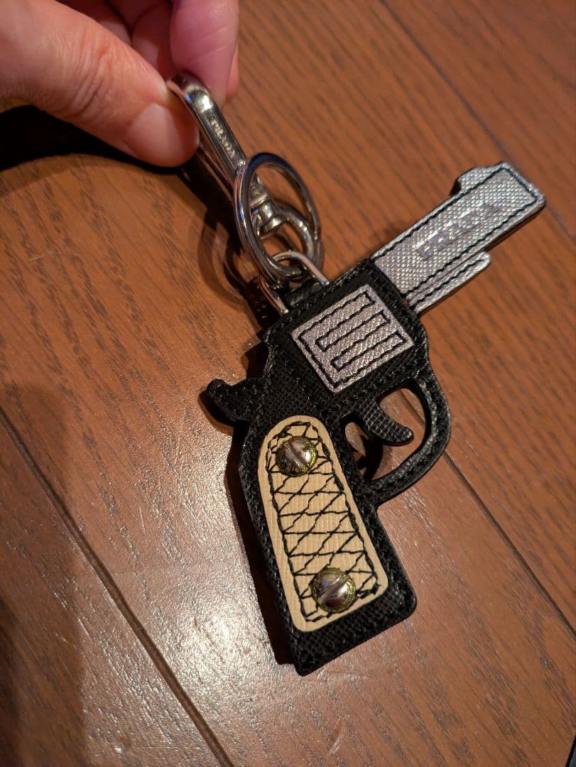 新品 PRADA プラダ 正規店購入 レア物 ピストル キーホルダー