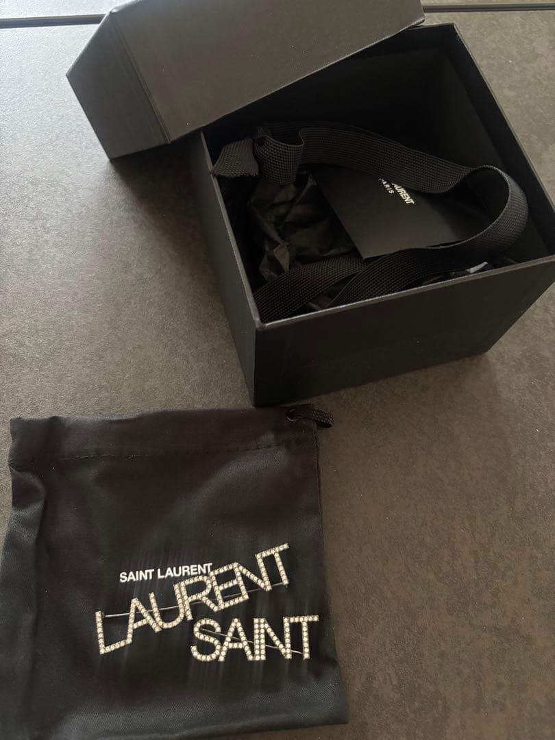 ysl イブサンローラン　ロゴ　ブローチ