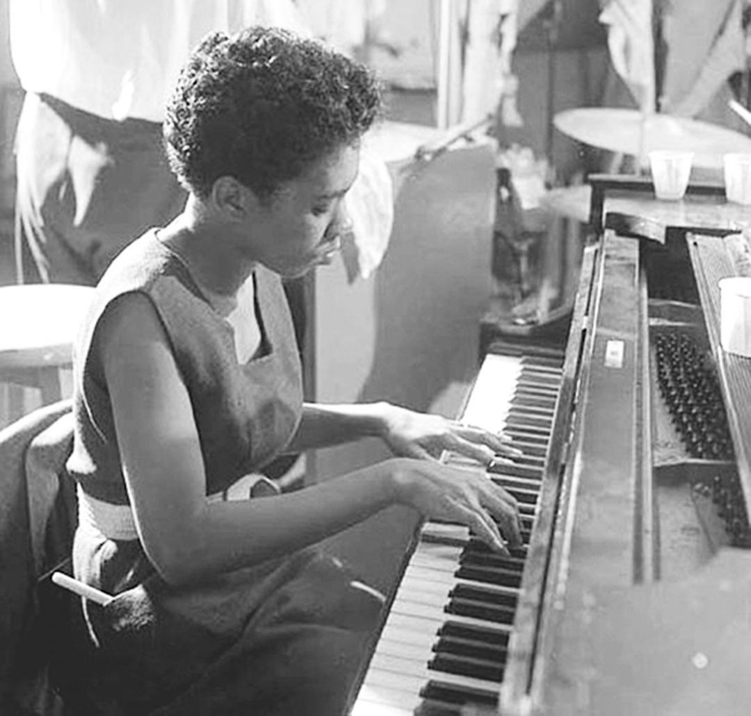 ジェーン・ポラード ヴィンテージ ステンドグラス 鍵盤と楽譜と水仙 ピアノ 音楽