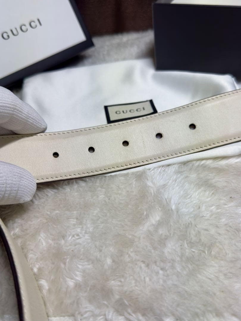 GUCCI ホワイトレザー GGロゴバックルベルト