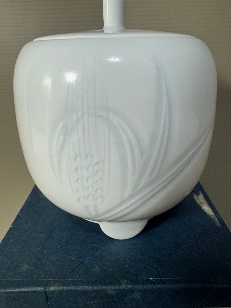 2366  【人間国宝】【井上萬二】白磁染麦彫文　香炉　未使用