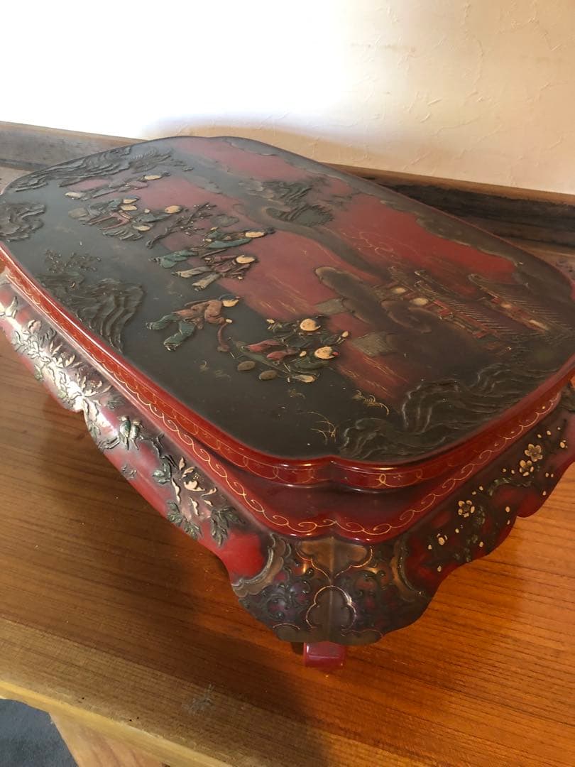 稀少な琉球漆器の逸品　唐子人物文卓台