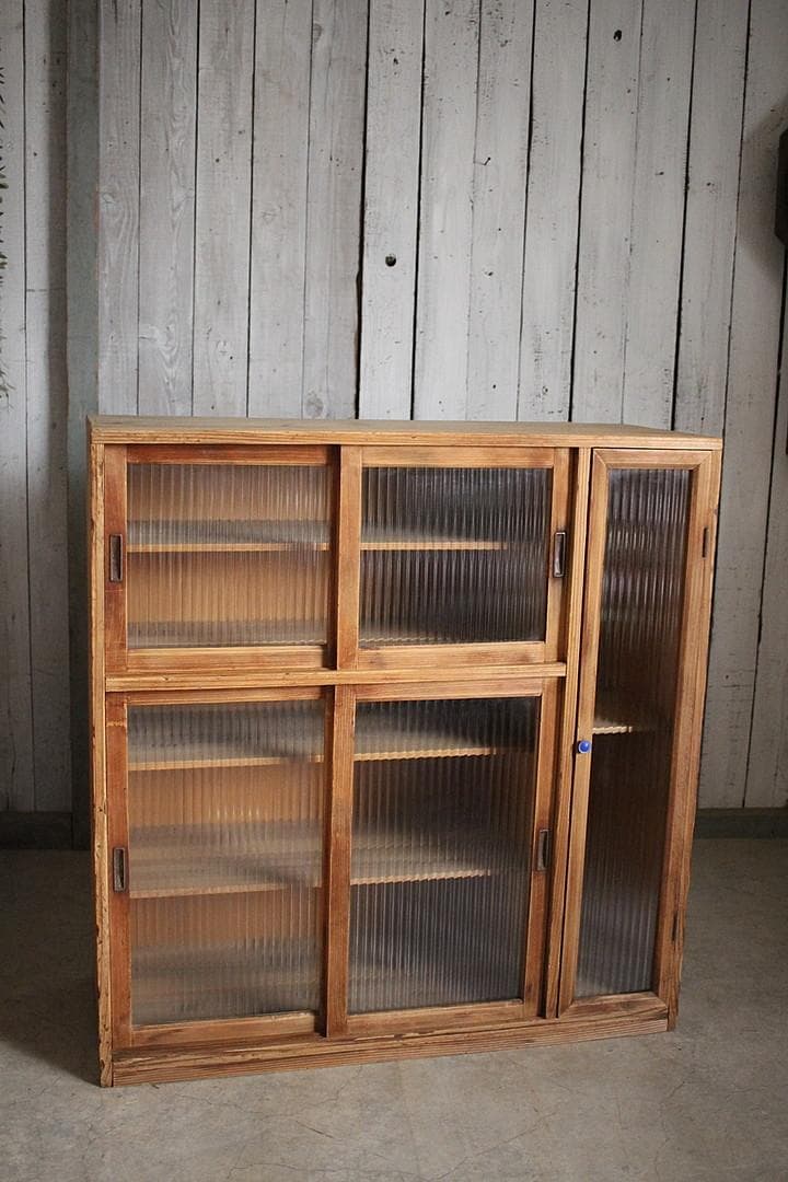 古い木枠のモールガラス戸棚　収納棚　食器棚　キャビネット　古家具