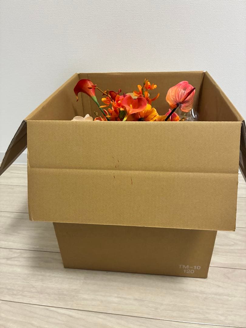 【引越しのため今月処分】オレンジ赤色プリザーブドフラワーブーケ　ブートニア