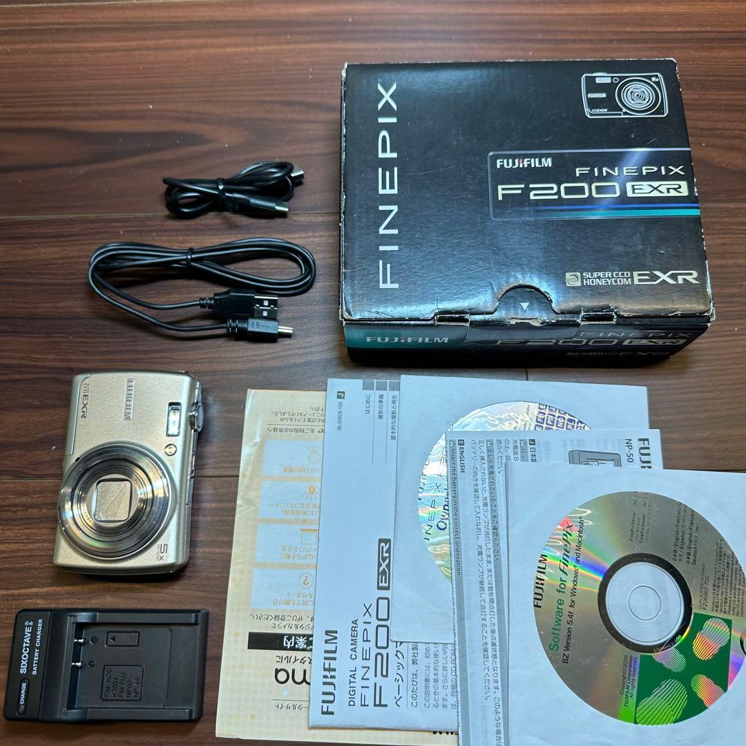 FUJIFILM FinePix F200 EXR デジカメ ほぼ新品 5335