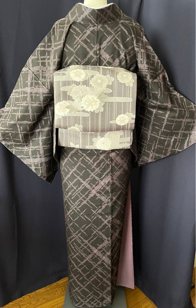 【本場大島紬・名古屋帯セット】　スタイリッシュ　 本泥染め9マルキ　吉祥文