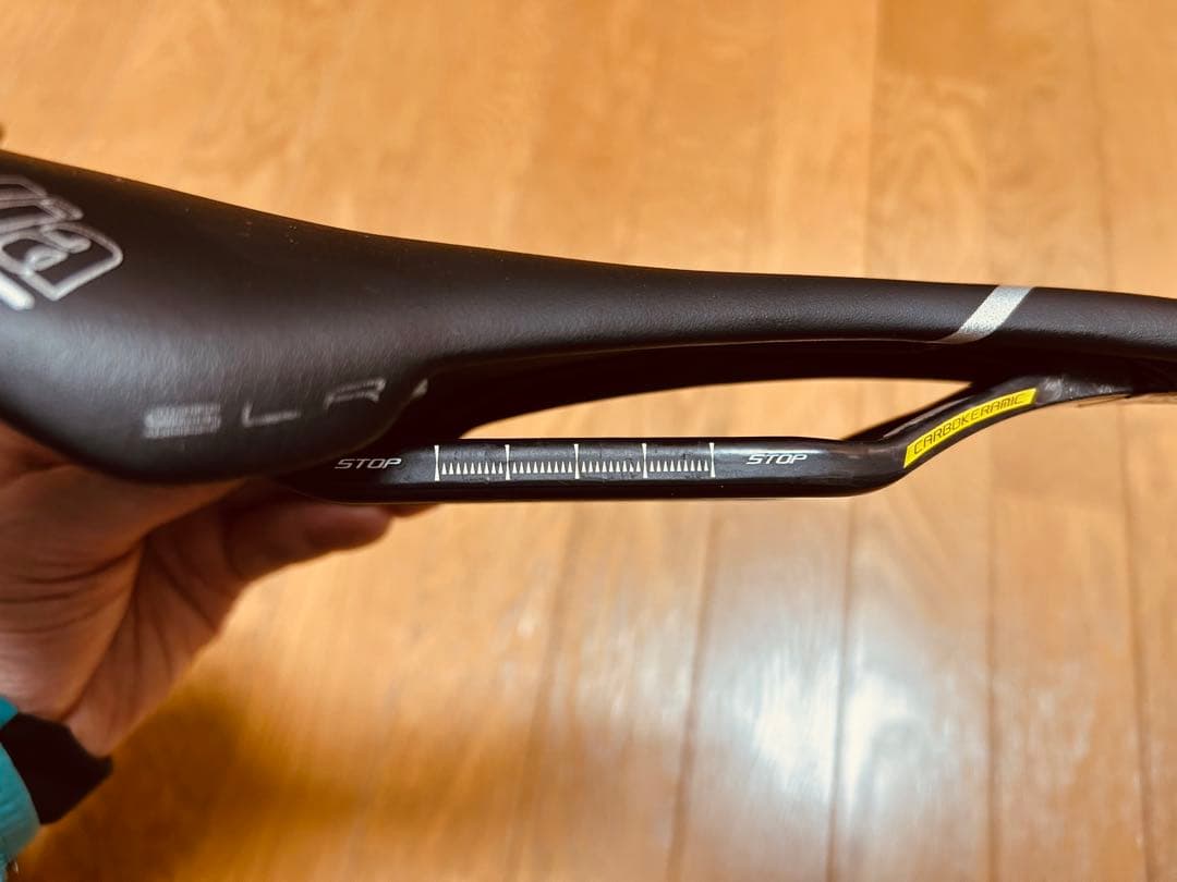 SLR Kit Carbonio Flow サドル Lサイズ ブラック