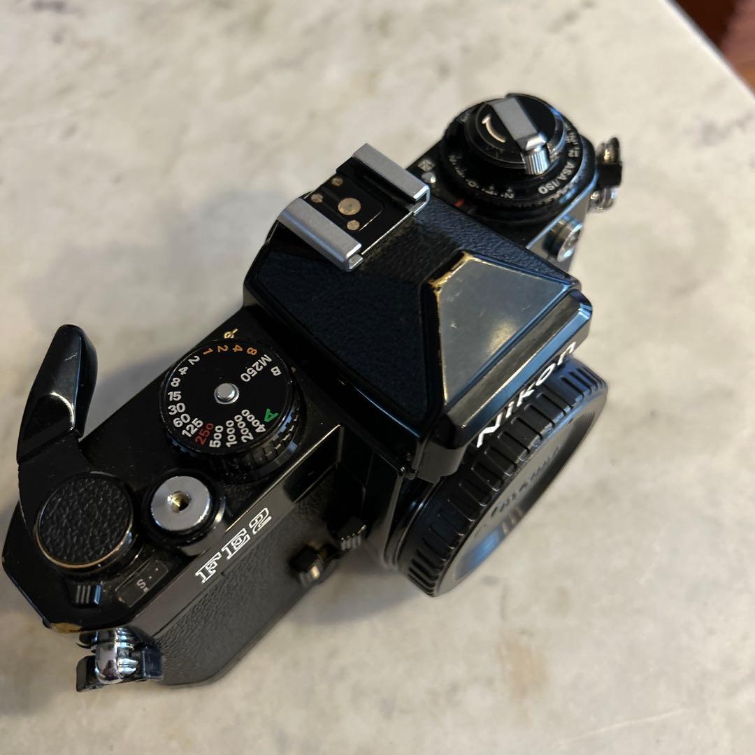 Nikon FE2 稼働品ですがレンズ脱着ボタンが食い込んでいます。