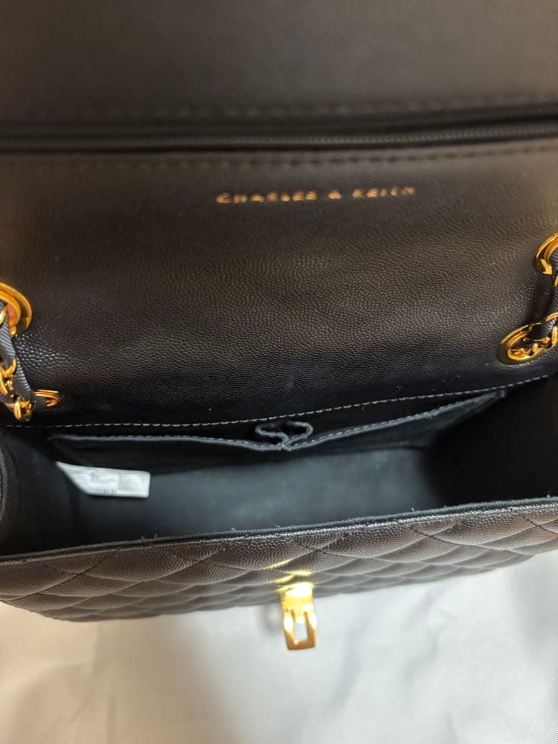 チャールズアンドキース　クレシダ キルトチェーンストラップバッグ