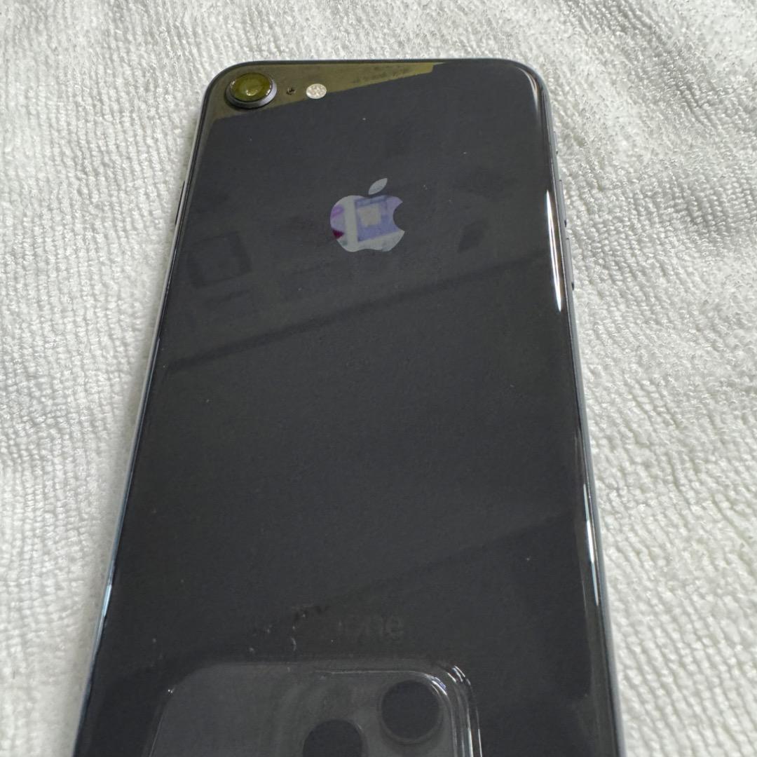 Elégance様 【美品】　Apple iPhone 8 バッテリー100％