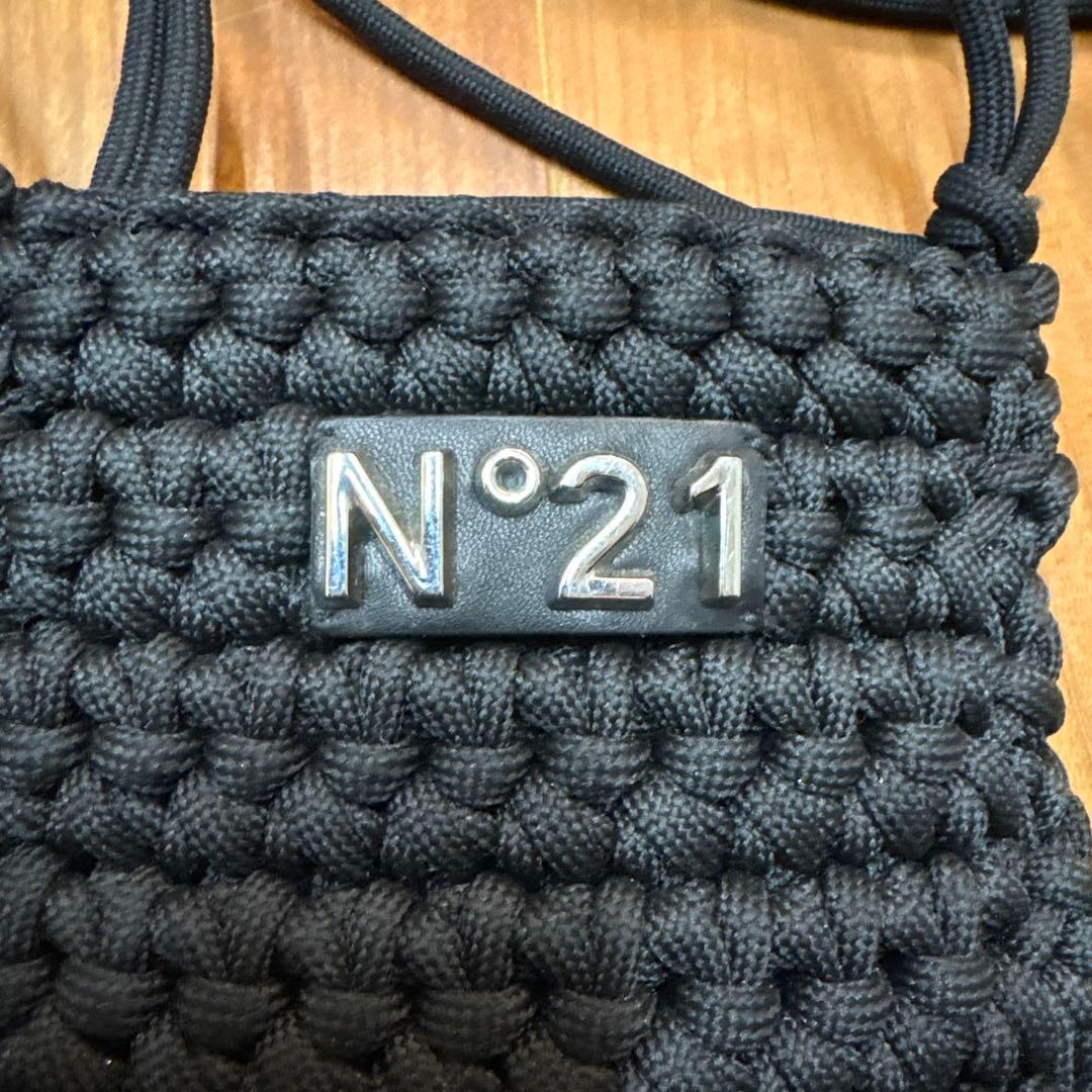 ヌメロ ヴェントゥーノ (N°21) のブラックのナイロン製ショルダーバッグ