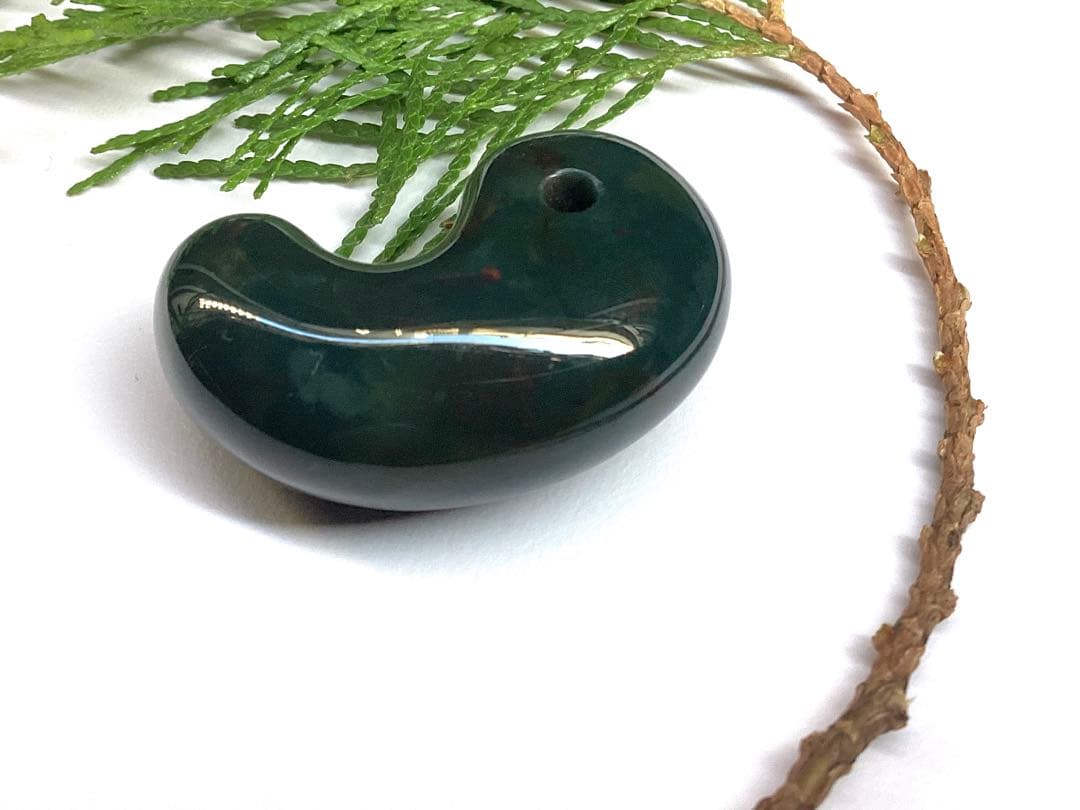 ✳【碧玉】と言える濃厚青緑色の出雲石勾玉　浮き草文様*斑点入り15万円はします