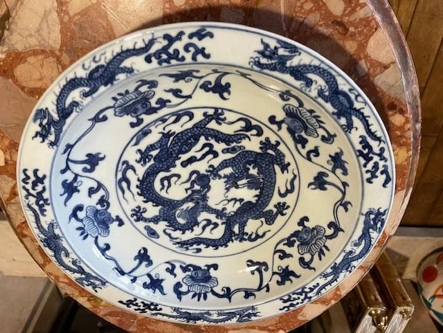 青いドラゴン模様の陶器皿